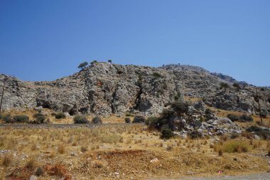 Güzel dağ manzarası Eparchiaki Odos Lardou-Lindou otoyolunun yakınındadır. Pefki, Rodos Adası, Yunanistan 