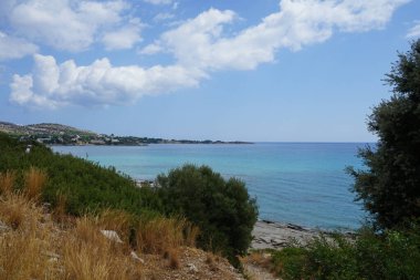 Akdeniz 'in güzel manzarası ve Yunanistan' ın Rodos Adası, Pefki civarındaki kıyı şeridi 