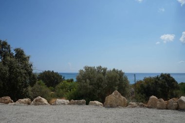 Akdeniz 'in güzel manzarası ve Yunanistan' ın Rodos Adası, Pefki civarındaki kıyı şeridi 