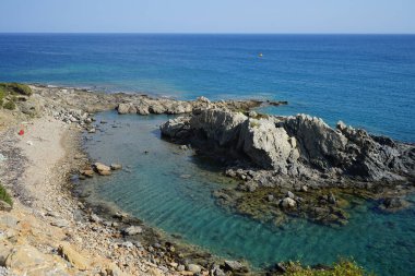 Akdeniz 'in ve Eparchiaki Odos Pilonas-Katavias yolunun kıyısının güzel manzarası. Rodos Adası, Yunanistan