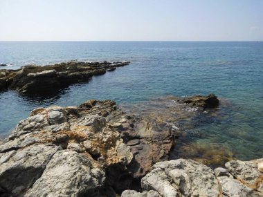 Akdeniz 'in ve Eparchiaki Odos Pilonas-Katavias yolunun kıyısının güzel manzarası. Rodos Adası, Yunanistan
