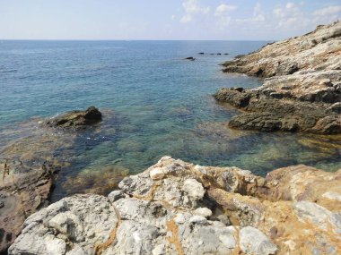 Akdeniz 'in ve Eparchiaki Odos Pilonas-Katavias yolunun kıyısının güzel manzarası. Rodos Adası, Yunanistan