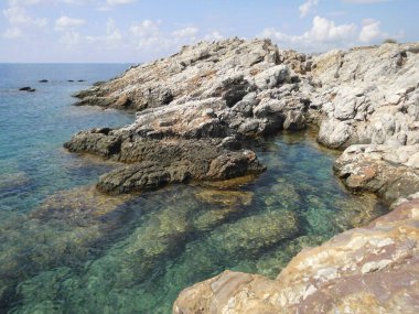 Akdeniz 'in ve Eparchiaki Odos Pilonas-Katavias yolunun kıyısının güzel manzarası. Rodos Adası, Yunanistan