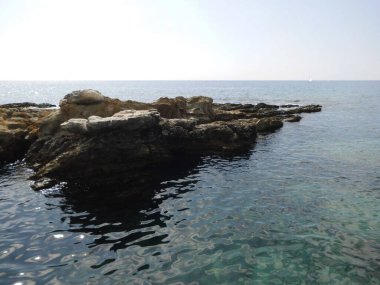 Akdeniz 'in ve Eparchiaki Odos Pilonas-Katavias yolunun kıyısının güzel manzarası. Rodos Adası, Yunanistan