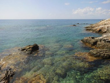 Akdeniz 'in ve Eparchiaki Odos Pilonas-Katavias yolunun kıyısının güzel manzarası. Rodos Adası, Yunanistan