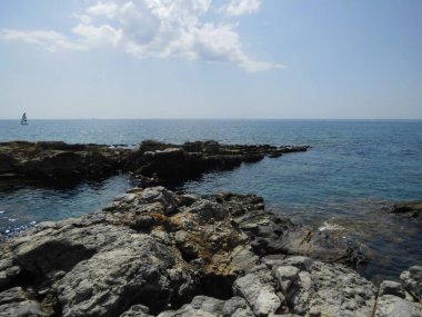 Akdeniz 'in ve Eparchiaki Odos Pilonas-Katavias yolunun kıyısının güzel manzarası. Rodos Adası, Yunanistan