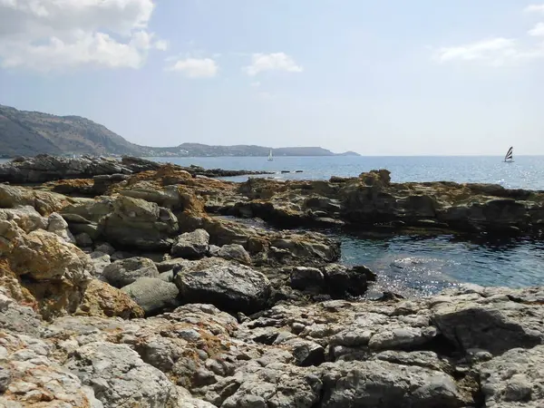 地中海和Eparchiaki Odos Pilonas Katavias公路附近海岸的美丽景色 希腊罗得岛 — 图库照片