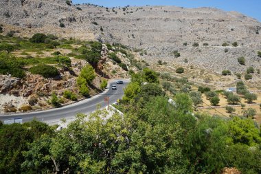 Eparchiaki Odos Lardou-Lindou karayolu yakınında güzel dağ manzarası ve klasik mimari bulunmaktadır. Lardos, Rodos Adası, Yunanistan 