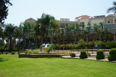 Çeşme, Ağustos ayında bir turist dinlenme alanında güzel bir yaz bitkisiyle çevrilidir. Lardos, Rodos Adası, Yunanistan 