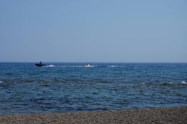 Şişme su kızaklarıyla gezmek deniz kıyısındaki bir tatil beldesi için klasik bir eğlencedir. Pefki, Rodos Adası, Yunanistan