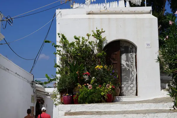Yunanistan Rodos Kentindeki Lindos Kasabasındaki Bir Evin Verandasını Çeşitli Çiçekler — Stok fotoğraf