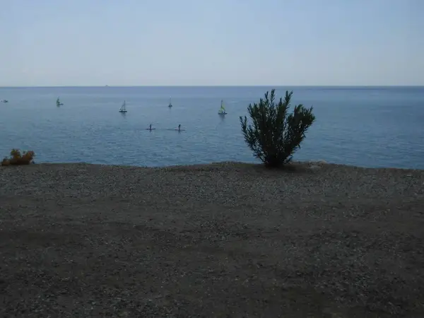 Ağustosta Akdeniz Kıyılarında Yelken Sup Biniş Stand Raket Sporları Ile — Stok fotoğraf
