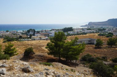 Lardos 'taki Rodos adasının Akdeniz kıyılarının güzel manzarası. Rodos, Yunanistan 'ın Dodecanese adalarının en büyüğüdür. Lardos, Rodos Adası, Yunanistan                    
