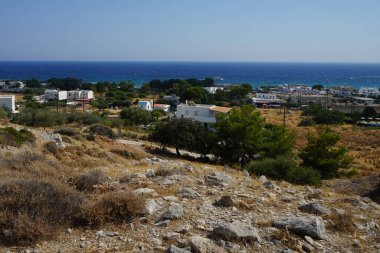 Lardos 'taki Rodos adasının Akdeniz kıyılarının güzel manzarası. Rodos, Yunanistan 'ın Dodecanese adalarının en büyüğüdür. Lardos, Rodos Adası, Yunanistan                    