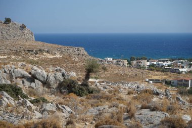 Lardos 'taki Rodos adasının Akdeniz kıyılarının güzel manzarası. Rodos, Yunanistan 'ın Dodecanese adalarının en büyüğüdür. Lardos, Rodos Adası, Yunanistan                    
