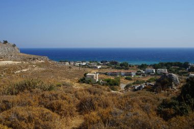 Lardos 'taki Rodos adasının Akdeniz kıyılarının güzel manzarası. Rodos, Yunanistan 'ın Dodecanese adalarının en büyüğüdür. Lardos, Rodos Adası, Yunanistan                    