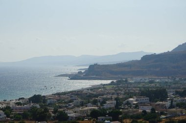 Lardos 'taki Rodos adasının Akdeniz kıyılarının güzel manzarası. Rodos, Yunanistan 'ın Dodecanese adalarının en büyüğüdür. Lardos, Rodos Adası, Yunanistan                    