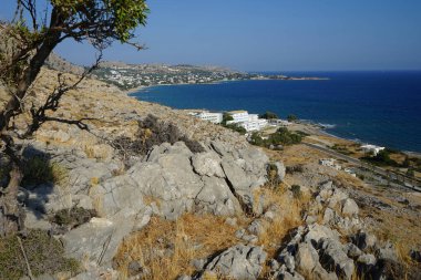 Lardos 'taki Rodos adasının Akdeniz kıyılarının güzel manzarası. Rodos, Yunanistan 'ın Dodecanese adalarının en büyüğüdür. Lardos, Rodos Adası, Yunanistan                    