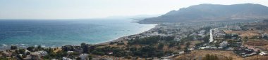 Fotoğraf panoraması. Rodos adasının Akdeniz kıyılarının güzel deniz manzarası. Lardos, Rodos Adası, Yunanistan 