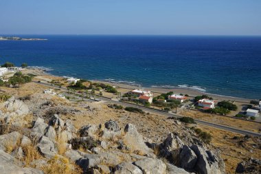 Lardos 'taki Rodos adasının Akdeniz kıyılarının güzel manzarası. Rodos, Yunanistan 'ın Dodecanese adalarının en büyüğüdür. Lardos, Rodos Adası, Yunanistan                    