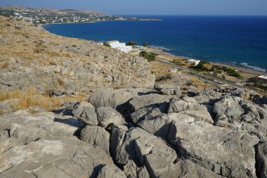 Lardos 'taki Rodos adasının Akdeniz kıyılarının güzel manzarası. Rodos, Yunanistan 'ın Dodecanese adalarının en büyüğüdür. Lardos, Rodos Adası, Yunanistan                    