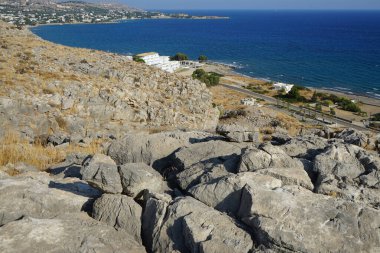 Lardos 'taki Rodos adasının Akdeniz kıyılarının güzel manzarası. Rodos, Yunanistan 'ın Dodecanese adalarının en büyüğüdür. Lardos, Rodos Adası, Yunanistan                    