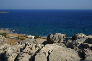 Lardos 'taki Rodos adasının Akdeniz kıyılarının güzel manzarası. Rodos, Yunanistan 'ın Dodecanese adalarının en büyüğüdür. Lardos, Rodos Adası, Yunanistan                    