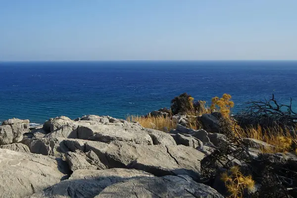 Lardos 'taki Rodos adasının Akdeniz kıyılarının güzel manzarası. Rodos, Yunanistan 'ın Dodecanese adalarının en büyüğüdür. Lardos, Rodos Adası, Yunanistan                    