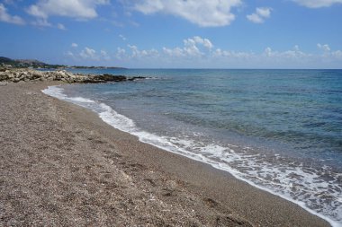 Lardos 'taki Rodos adasının Akdeniz kıyılarının güzel manzarası. Rodos, Yunanistan 'ın Dodecanese adalarının en büyüğüdür. Lardos, Rodos Adası, Yunanistan                    