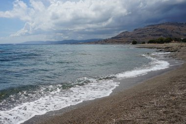 Lardos 'taki Rodos adasının Akdeniz kıyılarının güzel manzarası. Rodos, Yunanistan 'ın Dodecanese adalarının en büyüğüdür. Lardos, Rodos Adası, Yunanistan                    