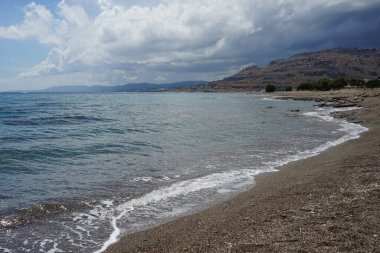 Lardos 'taki Rodos adasının Akdeniz kıyılarının güzel manzarası. Rodos, Yunanistan 'ın Dodecanese adalarının en büyüğüdür. Lardos, Rodos Adası, Yunanistan                    
