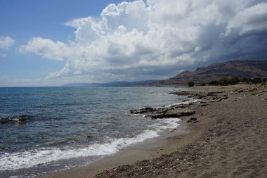 Lardos 'taki Rodos adasının Akdeniz kıyılarının güzel manzarası. Rodos, Yunanistan 'ın Dodecanese adalarının en büyüğüdür. Lardos, Rodos Adası, Yunanistan                    