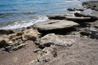 Lardos 'taki Rodos adasının Akdeniz kıyılarının güzel manzarası. Rodos, Yunanistan 'ın Dodecanese adalarının en büyüğüdür. Lardos, Rodos Adası, Yunanistan                    