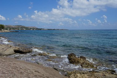 Lardos 'taki Rodos adasının Akdeniz kıyılarının güzel manzarası. Rodos, Yunanistan 'ın Dodecanese adalarının en büyüğüdür. Lardos, Rodos Adası, Yunanistan                    