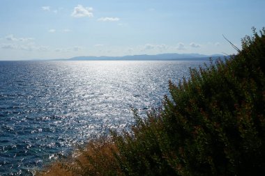 Lardos 'taki Rodos adasının Akdeniz kıyılarının güzel manzarası. Rodos, Yunanistan 'ın Dodecanese adalarının en büyüğüdür. Lardos, Rodos Adası, Yunanistan                    