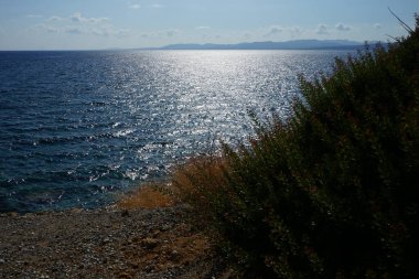 Lardos 'taki Rodos adasının Akdeniz kıyılarının güzel manzarası. Rodos, Yunanistan 'ın Dodecanese adalarının en büyüğüdür. Lardos, Rodos Adası, Yunanistan                    