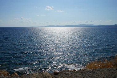 Lardos 'taki Rodos adasının Akdeniz kıyılarının güzel manzarası. Rodos, Yunanistan 'ın Dodecanese adalarının en büyüğüdür. Lardos, Rodos Adası, Yunanistan                    