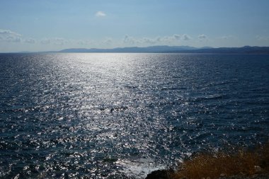 Lardos 'taki Rodos adasının Akdeniz kıyılarının güzel manzarası. Rodos, Yunanistan 'ın Dodecanese adalarının en büyüğüdür. Lardos, Rodos Adası, Yunanistan                    