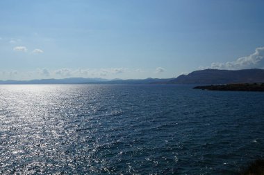 Lardos 'taki Rodos adasının Akdeniz kıyılarının güzel manzarası. Rodos, Yunanistan 'ın Dodecanese adalarının en büyüğüdür. Lardos, Rodos Adası, Yunanistan                    