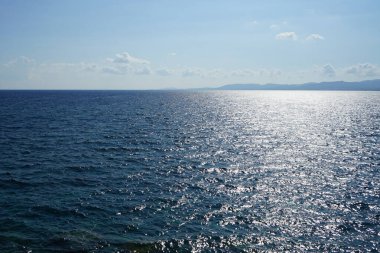 Lardos 'taki Rodos adasının Akdeniz kıyılarının güzel manzarası. Rodos, Yunanistan 'ın Dodecanese adalarının en büyüğüdür. Lardos, Rodos Adası, Yunanistan                    