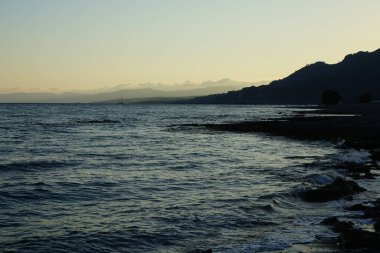 Lardos 'taki Rodos adasının Akdeniz kıyılarının güzel manzarası. Rodos, Yunanistan 'ın Dodecanese adalarının en büyüğüdür. Lardos, Rodos Adası, Yunanistan                    