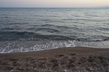 Lardos 'taki Rodos adasının Akdeniz kıyılarının güzel manzarası. Rodos, Yunanistan 'ın Dodecanese adalarının en büyüğüdür. Lardos, Rodos Adası, Yunanistan               