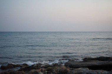 Lardos 'taki Rodos adasının Akdeniz kıyılarının güzel manzarası. Rodos, Yunanistan 'ın Dodecanese adalarının en büyüğüdür. Lardos, Rodos Adası, Yunanistan               