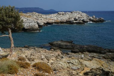 Lardos 'taki Rodos adasının Akdeniz kıyılarının güzel manzarası. Rodos, Yunanistan 'ın Dodecanese adalarının en büyüğüdür. Lardos, Rodos Adası, Yunanistan               