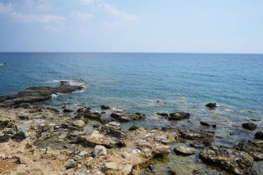 Lardos 'taki Rodos adasının Akdeniz kıyılarının güzel manzarası. Rodos, Yunanistan 'ın Dodecanese adalarının en büyüğüdür. Lardos, Rodos Adası, Yunanistan               