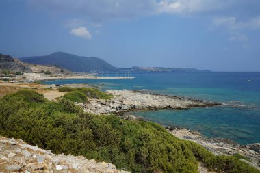 Lardos 'taki Rodos adasının Akdeniz kıyılarının güzel manzarası. Rodos, Yunanistan 'ın Dodecanese adalarının en büyüğüdür. Lardos, Rodos Adası, Yunanistan               