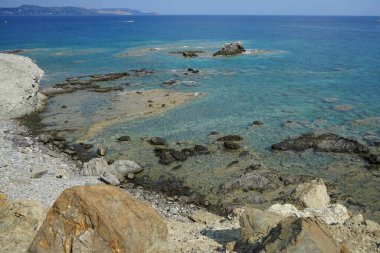 Lardos 'taki Rodos adasının Akdeniz kıyılarının güzel manzarası. Rodos, Yunanistan 'ın Dodecanese adalarının en büyüğüdür. Lardos, Rodos Adası, Yunanistan               