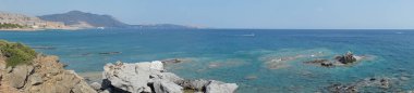 Fotoğraf panoraması. Rodos adasının Akdeniz kıyılarının güzel deniz manzarası. Lardos, Rodos Adası, Yunanistan 