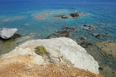 Lardos 'taki Rodos adasının Akdeniz kıyılarının güzel manzarası. Rodos, Yunanistan 'ın Dodecanese adalarının en büyüğüdür. Lardos, Rodos Adası, Yunanistan               
