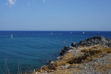 Lardos 'taki Rodos adasının Akdeniz kıyılarının güzel manzarası. Rodos, Yunanistan 'ın Dodecanese adalarının en büyüğüdür. Lardos, Rodos Adası, Yunanistan               